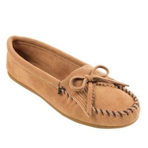 Minnetonka Kilty taupe moccasins fringe shoes 10 EUC
